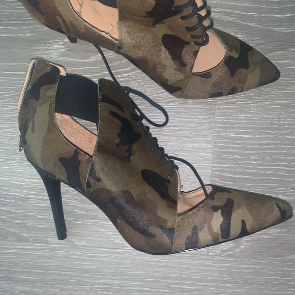 Banana Republic Camouflage Lace-Up Flats - Picture 2 of 5